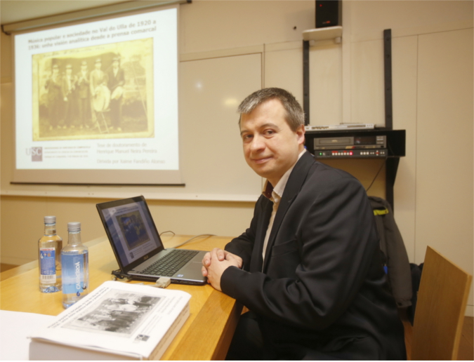 Henrique Neira Pereira na defensa da sa tese
                      'Msica popular e sociedade no Val do Ulla de 1920                      a 1936: unha visin analtica desde a prensa
                      comarcal', o 4 de febreiro de 2016, na Facultade                      de Ciencias da Comunicacin da Universidade de
                      Santiago de Compostela. Foto:  Fernando Blanco                      2016