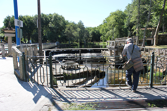 Pescando na ponte da Peneda