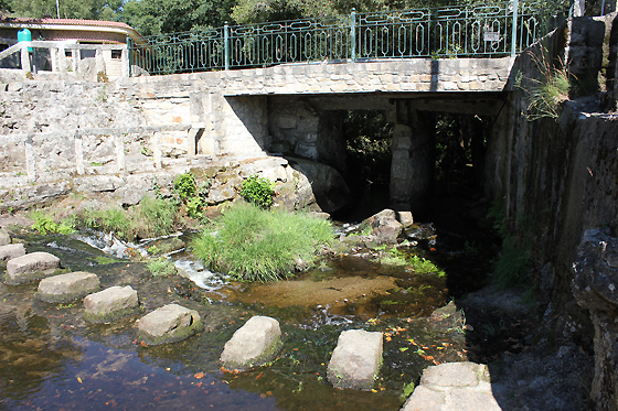 Pasos de pedra e ponte da Peneda